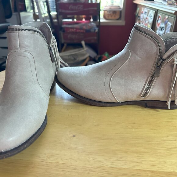 Boots - Picture 2 of 6